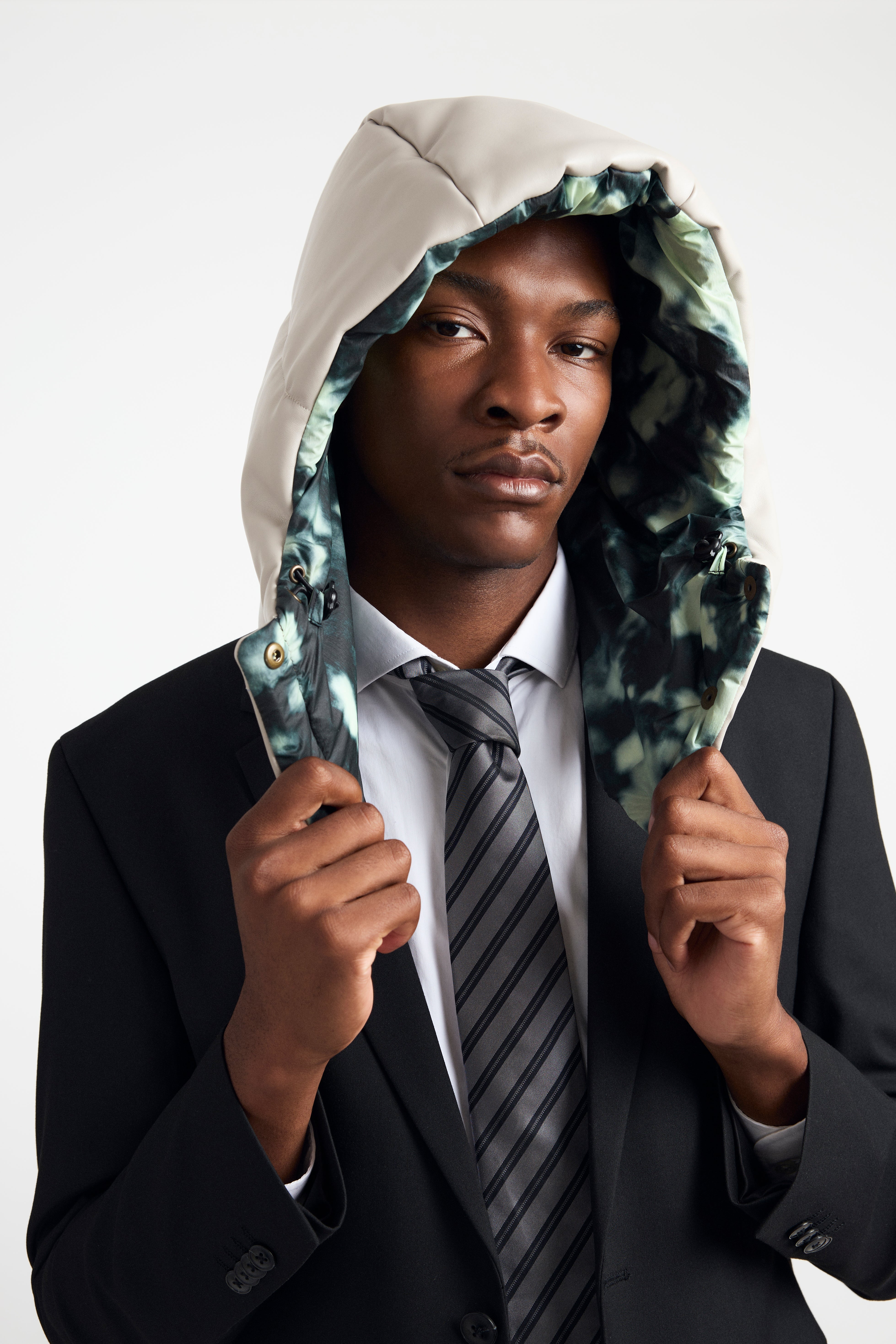 Comment intégrer une capuche amovible dans votre garde-robe professionnelle ?